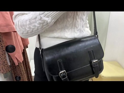 ❤️ Masturbazzjoni pubblika tal-kelba żagħżugħa FeralBerry b'dildo fil-kamra tal-armar ️ Video tal-ħakk f'mt.com-milf-300.ru