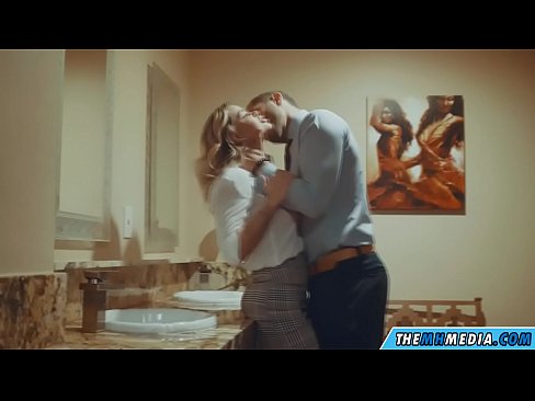 ❤️ Meta blonda busty seduces f'kamra tal-banju pubbliku ️ Video tal-ħakk f'mt.com-milf-300.ru